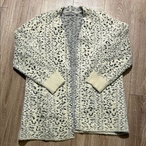 Evolution by Cyrus White and Gray Leopard Patterned Cardigan size XL